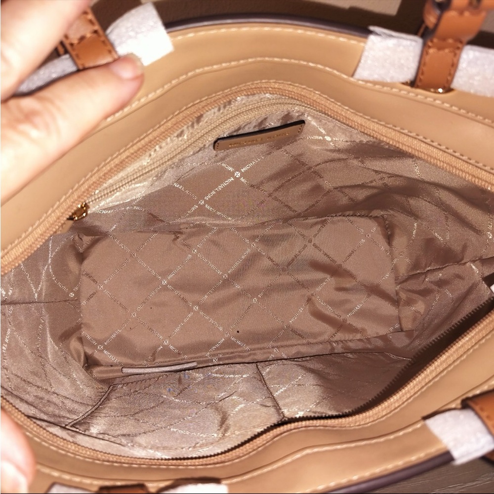 NWT, Michael Kors Jet Set Tote in Pebble Grain Leather - Picture 8 of 10